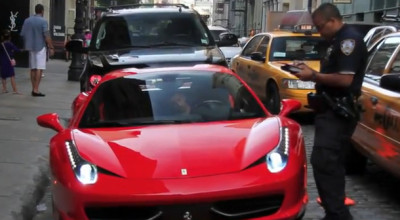 Poliţist călcat pe picior cu Ferrari 458 Spider - Photo