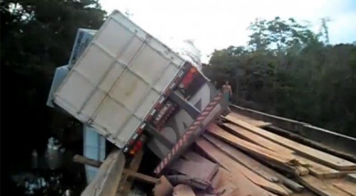 Ce păţeşte un TIR, pe un pod şubred - Photo