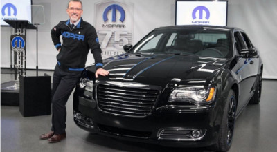 Un 300 Mopar special este folosit în loc de tort - Photo