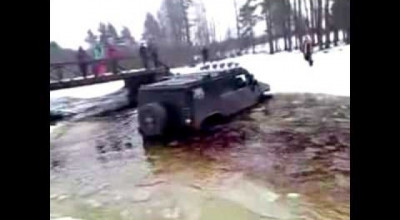 Doua Hummer au intrat la apa in Rusia - Photo