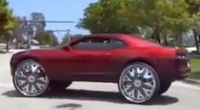 Chevrolet Camaro cu jante de 32 inch - Photo