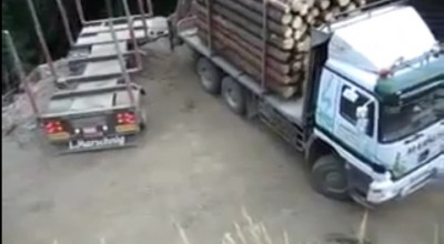 Un camion face o întoarcere de 180 de grade pe marginea prăpastiei - Photo