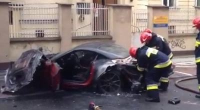 Ferrari California distrus de flacari in Varsovia - Photo