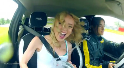 Două femei, un peştişor şi noul Twingo RS... pe Ring - Photo