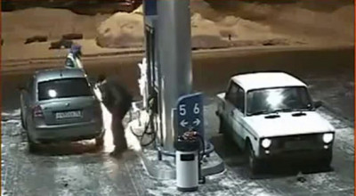 Aprinde un chibrit să vadă dacă are rezervorul plin!!! - Photo