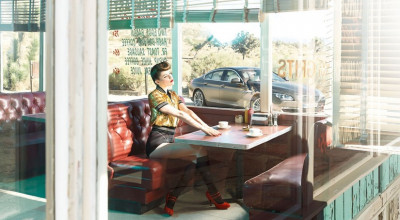 BMW Seria 6 Gran Coupe, fotografiat alături de două fotomodele - Photo