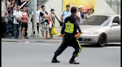 Politist filipinez dirijeaza circulatia pe ritmurile lui Michael Jackson - Photo