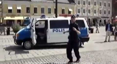 Cum danseaza un politist suedez - Photo