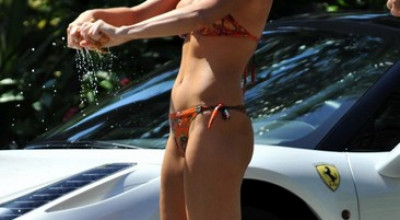 Ferrari 458 Italia, spălat de o vedetă în bikini - Photo