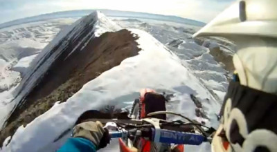 Cu motocicleta în vârf de munte - Photo