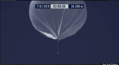 Felix Baumgartner - după 4 minute şi 20 de secunde, a spart bariera sunetului şi a prins o viteză de 1.342,8km/h înainte să fie frânat de atmosferă! - Photo