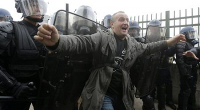 La Salonul Auto de la Paris au protestat 1.000 de angajaţi PSA - Photo