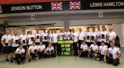 Echipa de mecanici Vodafone McLaren Mercedes este premiată pentru timpul record - Photo
