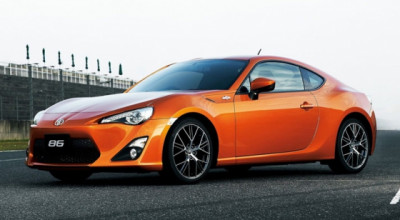 GT 86 se întâlneşte cu primul model sport produs de Toyota - Photo