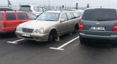 I-au furat roţile de pe maşină chiar în parcarea Aeroportului Internaţional Chişinău! - Photo