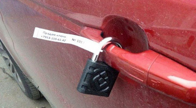 În Rusia a apărut un nou tip de escrocherie! Lacătele cu cheiţă agăţate de portiere! - Photo