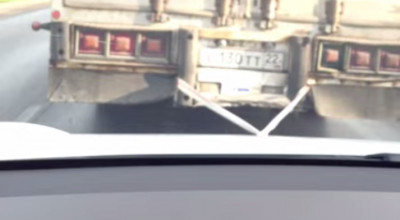 Ai un Tesla Model S şi s-au epuizat bateriile? Vezi soluţia ruşilor! (VIDEO) - Photo