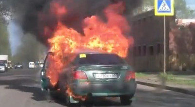 Maşina unei femei din Rusia a explodat, după ce şoferiţa şi-ar fi aprins o ţigară! (VIDEO) - Photo