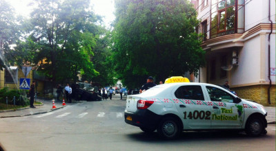 Accident spectaculos în capitală cu implicarea unui taximetrist - Photo