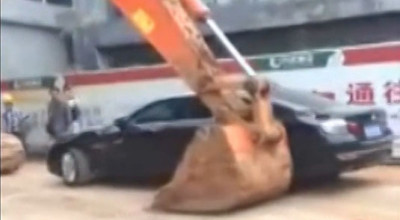 Vezi cu câtă grijă, un chinez mută BMW-ul cu ajutorul excavatorului (VIDEO) - Photo