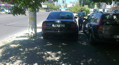 Cu maşinile parcate pe trotuare! Aşa luptă politicienii pentru un oraş 