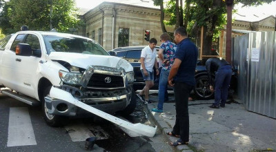 Categoria grea: Toyota Tundra versus Volkswagen Touareg - Photo