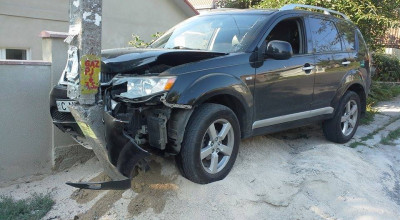 UPDATE. Ziua în amiaza mare, un şofer beat a dat cu maşina de stâlpi! - Photo