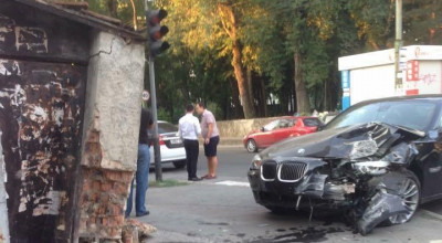 Șoferul BMW-ului care a intrat într-o CLĂDIRE ISTORICĂ, RISCĂ SĂ RĂMÂNĂ FĂRĂ PERMIS - Photo