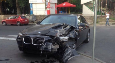 Nu a încăput în cotitură și a intrat cu un BMW într-o clădire istorică din centrul Capitalei! - Photo