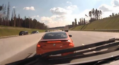 Un şofer de BMW blochează drumul ambulanţei pe o autostradă din Rusia - Photo