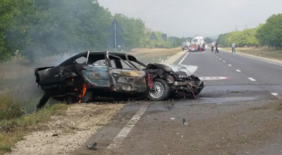 Şoferul decedat, un VAZ rupt în două şi un BMW care a luat foc. Acesta este bilanţul unui tragic accident - Photo