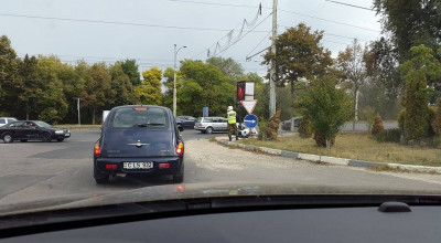 Un motociclist a fost doborât din neatenţie chiar pe viaduct! - Photo