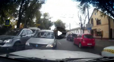 Iată şi şoferul care luptă cu cei care încalcă regulamentul circulaţiei rutiere! (VIDEO) - Photo