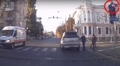 Un şofer nesimţit a luat la pumni pietonul care traversa REGULAMENTAR strada! (VIDEO) - Photo