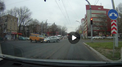 FEMEIE LA VOLAN! Vinovată de accident dar nepăsătoare de starea celuilalt şofer! - Photo