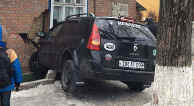 Şoferul unui Renault Megane şi-a proiectat automobilul într-o casă! La propriu... - Photo