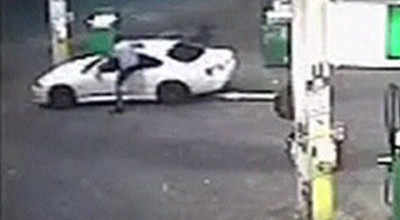 A încercat să îi fure maşina însă proprietarul a reacţionat prompt! Vezi ce a făcut acesta! VIDEO) - Photo