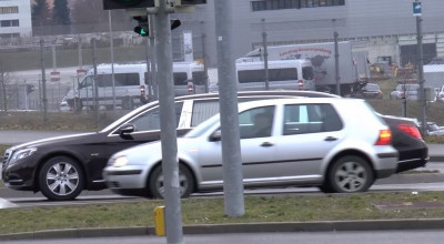 Mercedes-Maybach S600 Pullman arată ca un monstru pe lângă Golf-ul din imagini! - Photo