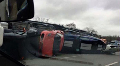 VIDEO: Un camion încărcat cu supercaruri exotice s-a răsturnat în Franţa - Photo