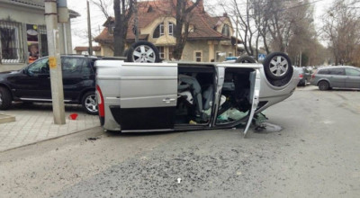 Scaunele pentru copii au salvat viaţa pasagerilor în urma acestui accident groaznic! - Photo