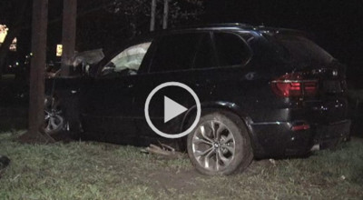 Un BMW X5 s-a înfipt într-un panou publicitar din capitală! (VIDEO) - Photo