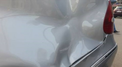 A tamponat un Mercedes și a fugit de la locul accidentului! - Photo