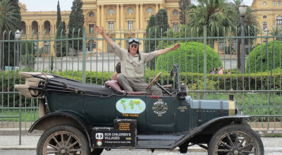 Au pornit să facă ocolul lumii la volanul unei maşini vechi de 100 de ani! - Photo