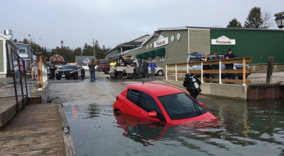 Când GPS-ul te duce pe căi nevăzute, te poţi trezi cu peştişorii pe bord ) - Photo
