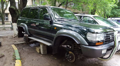 Proprietarul unui Land Cruiser din capitală a rămas fără roți! - Photo