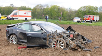 O tînără de 18 ani a făcut praf o Tesla Model S! - Photo