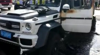 Un Mercedes-AMG G63 6x6 a luat foc după ce a tamponat un Hyundai Santa Fe! - Photo