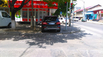 Pietonii cer socoteală INP-ului pentru aceeaşi maşină parcată zilnic pe trotuar! - Photo