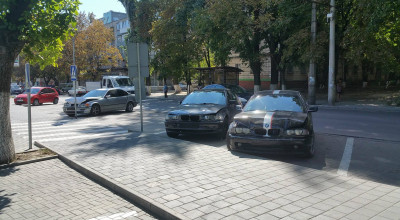 În Chişinău mai nou poţi vedea accidente monomarcă. Trei BMW-uri, Seria 3 în aceeaşi caroserie E46 accidentate în lanţ! - Photo