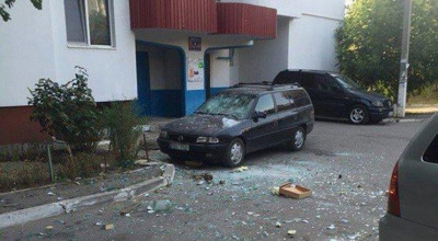 Locatarii unui bloc au decis să lupte singuri cu şoferii care parchează neregulamentar - Photo
